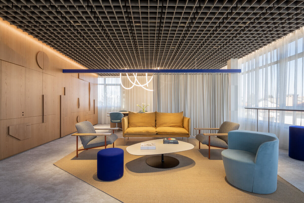 A lounge with a sound-absorbing grid ceiling. Thanks to the simple installation concept of the EchoGrid®, individual grid elements can be inserted into the specified grid structure without tools.